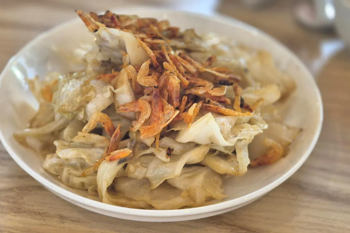 有机包菜特别脆甜，还有樱花虾提鲜。（陈爱薇摄）