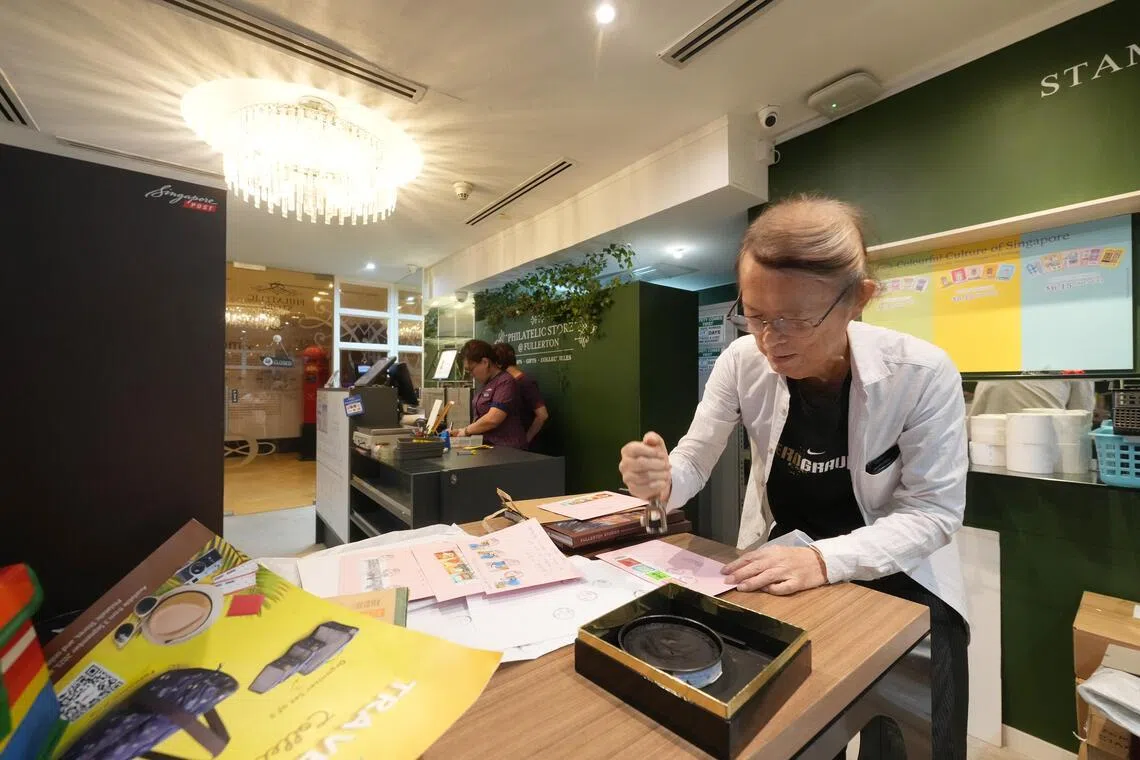 许永顺为常州市近现代辞书博物馆寻得300多本辞书，暂放在林建成家中。（档案照）