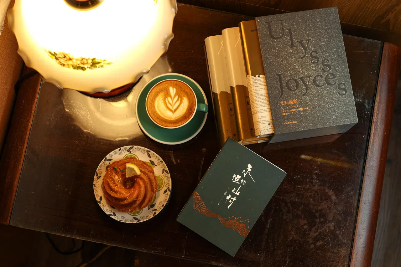 喝杯咖啡，吃块蛋糕，一边阅读经典，是人生一大乐事。（何家俊摄）