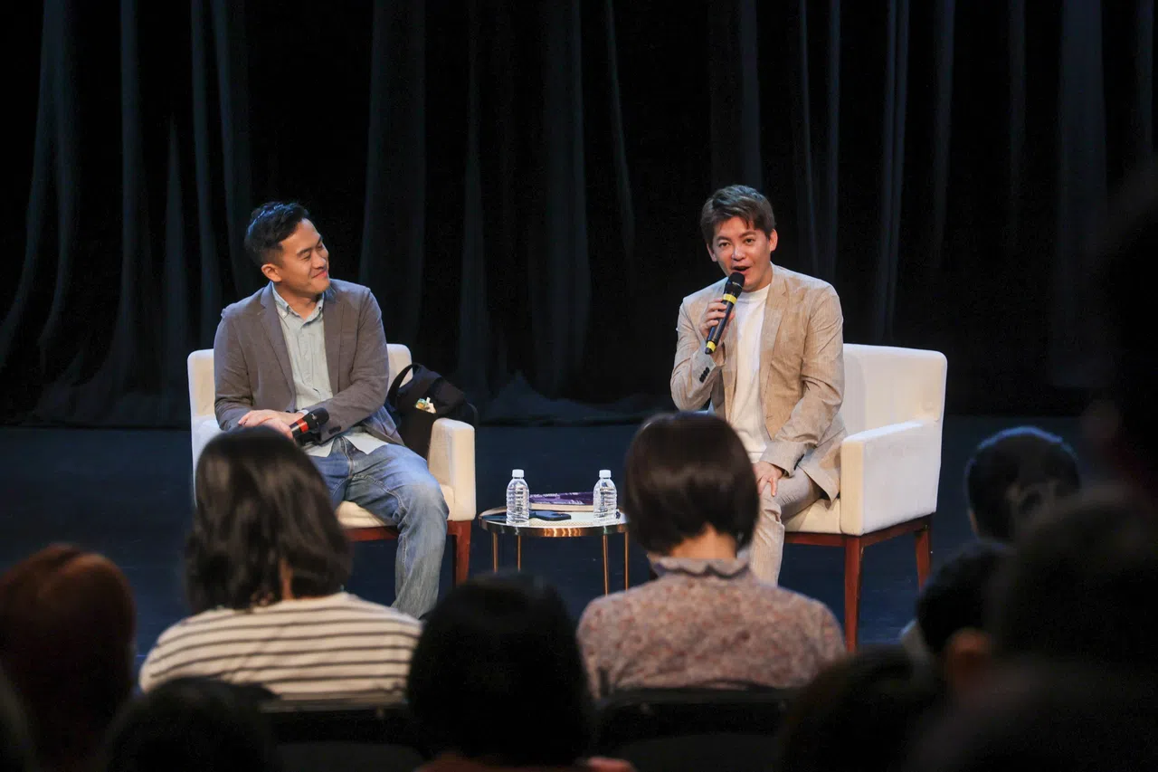 台湾作家谢哲青（右）鼓励大家先读书再旅行。（卓祾祎摄）