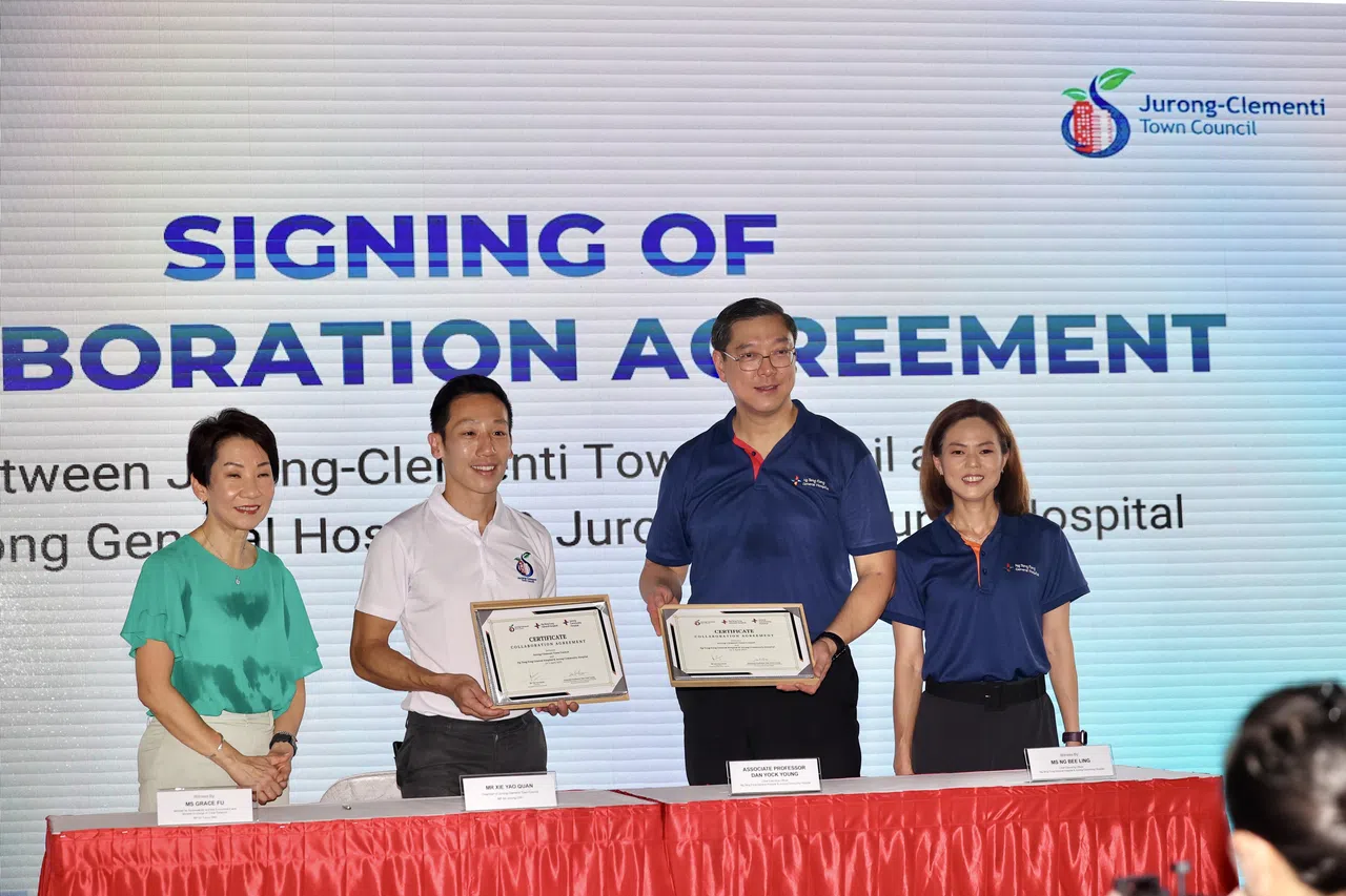 裕廊集选区议员、裕廊—金文泰市镇会主席谢曜全（左二），以及黄廷方综合医院和裕廊社区医院总裁陈学扬副教授（右二）星期六（4月5日）签署合作协定。永续发展部长傅海燕（左一）和黄廷方综合医院与裕廊社区医院营运总监黄美玲（右一）在场见证。（陈斌勤摄）