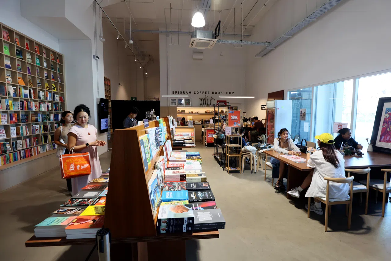 Epigram Coffee Bookshop左边的书墙，延续了它在市区重建局中心开店时的设计。（龙国雄摄）