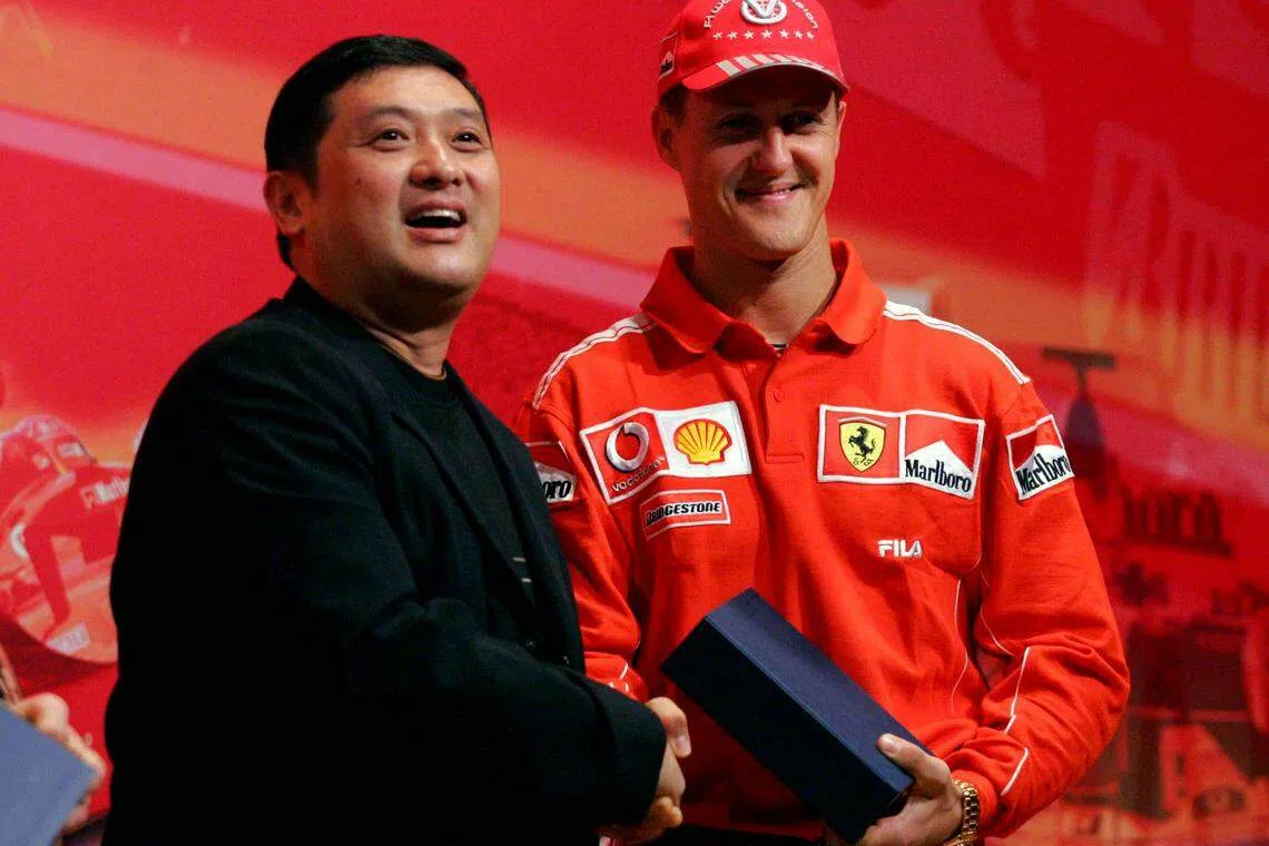 郁知非（左）与车王舒马赫合照。（档案照片）