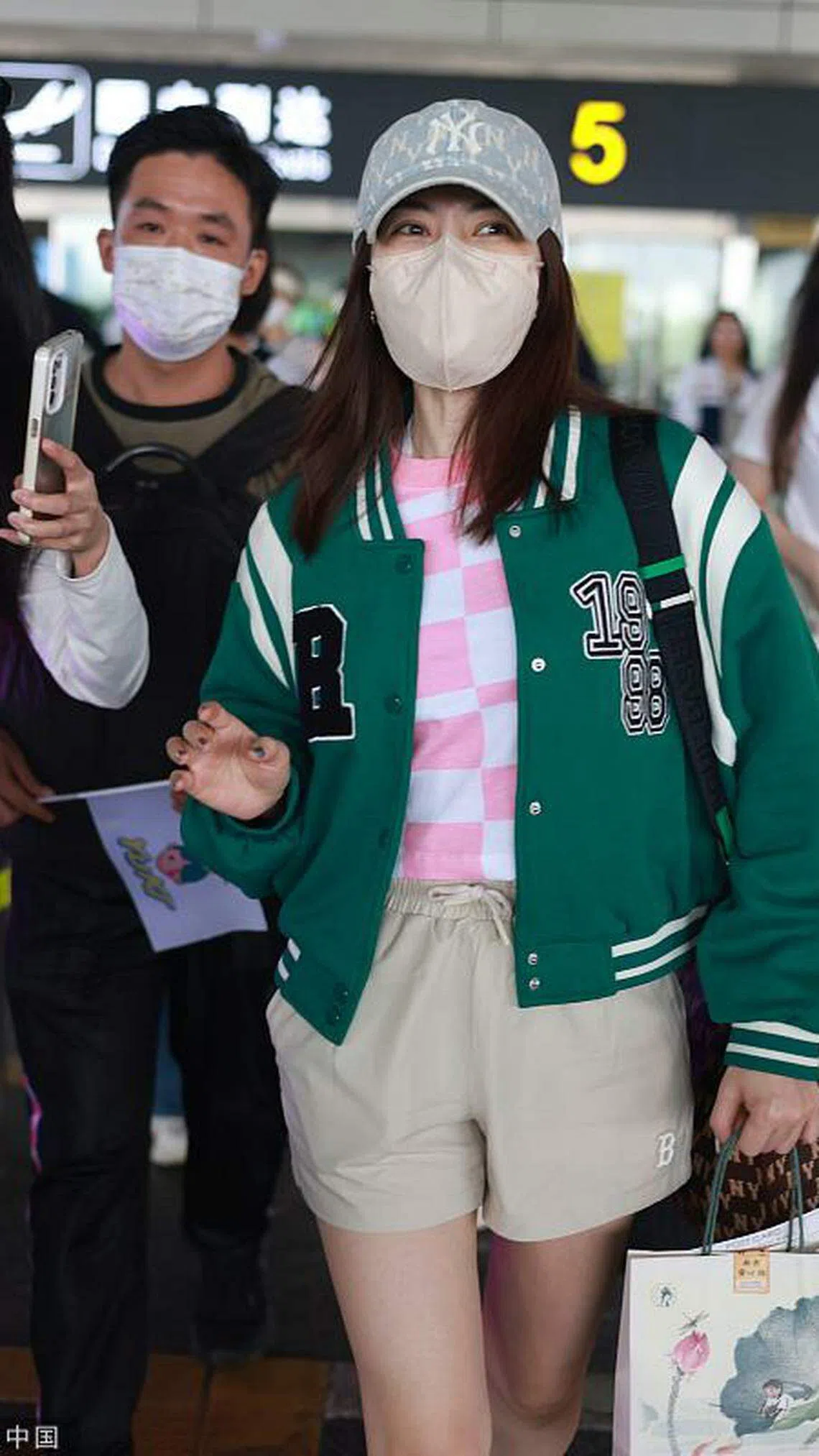5月16日，徐怀钰穿棒球服搭配热裤现身长沙黄花国际机场，面露笑容，心情似乎未受影响。（互联网）