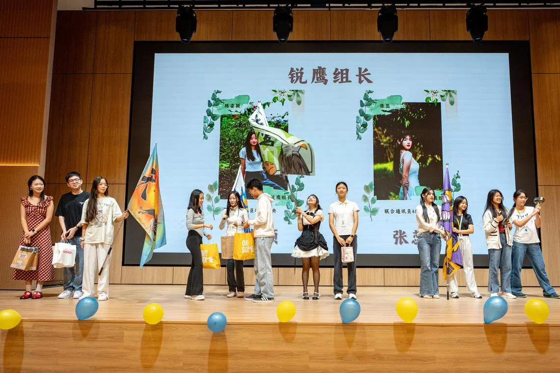 第39届与40届组长在颁奖典礼进行交接仪式。（摄影学生通讯员余翊慧摄）