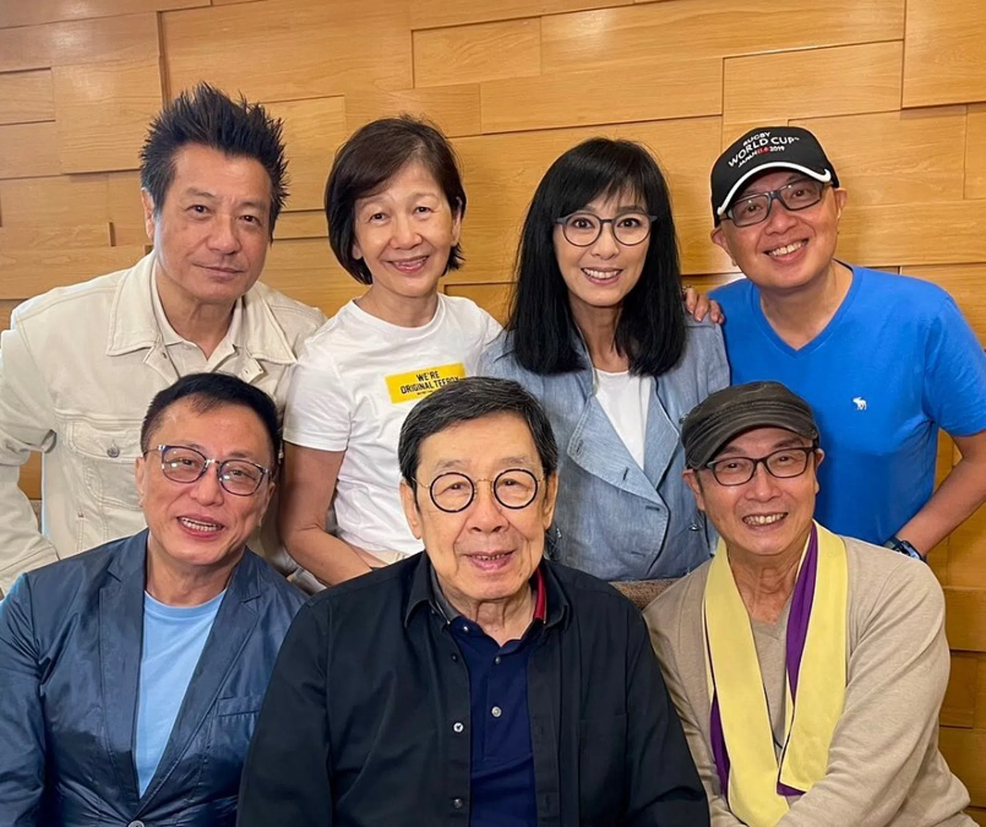 刘松仁（前排右一）和米雪（后排右二）年轻时经常搭档，近年不时会聚会叙旧，胡枫（前排中）、石修（后排左一）也同框。（取自艺人微博）