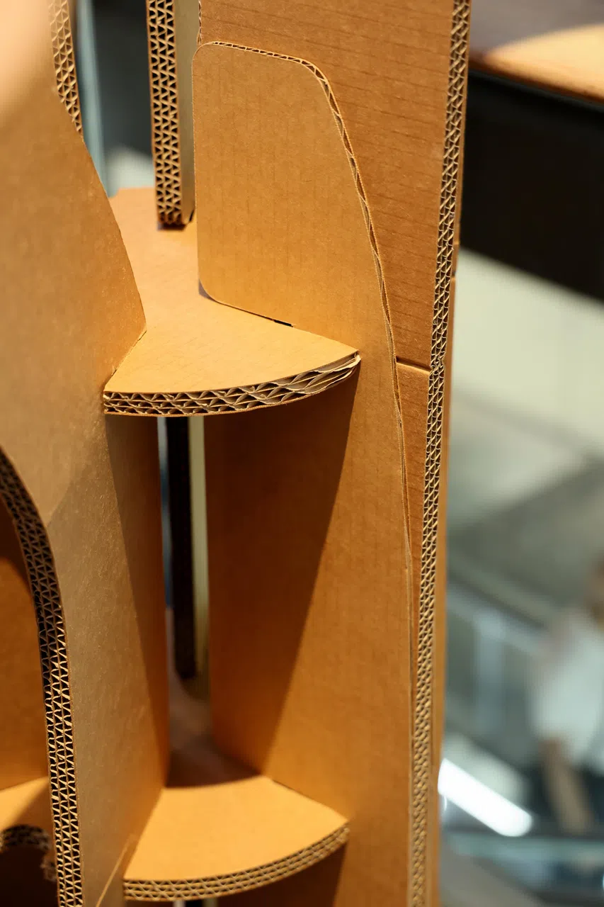 Bloom的纸皮模块像乐高积木，能轻易拆除并组装成不同场景。（龙国雄摄）