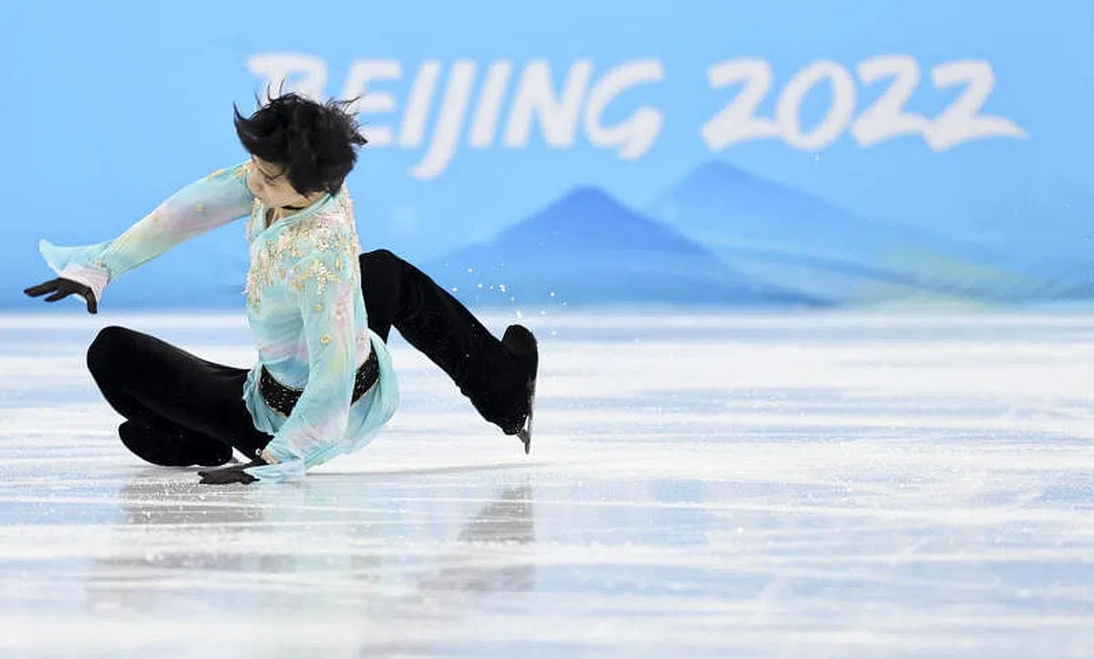日本选手羽生结弦在今天举行的冬奥男子单人自由滑比赛中失误。（新华社）