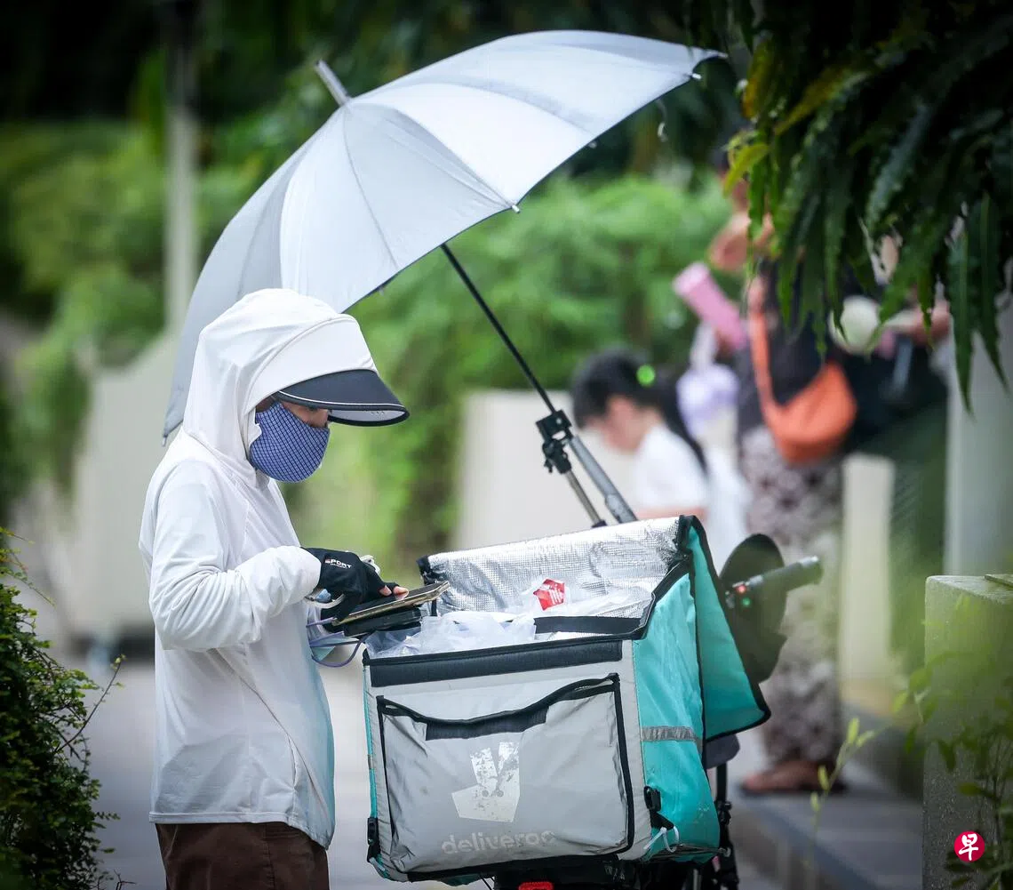 烟霾笼罩狮城民众减少室外运动 户外工作者防护加码