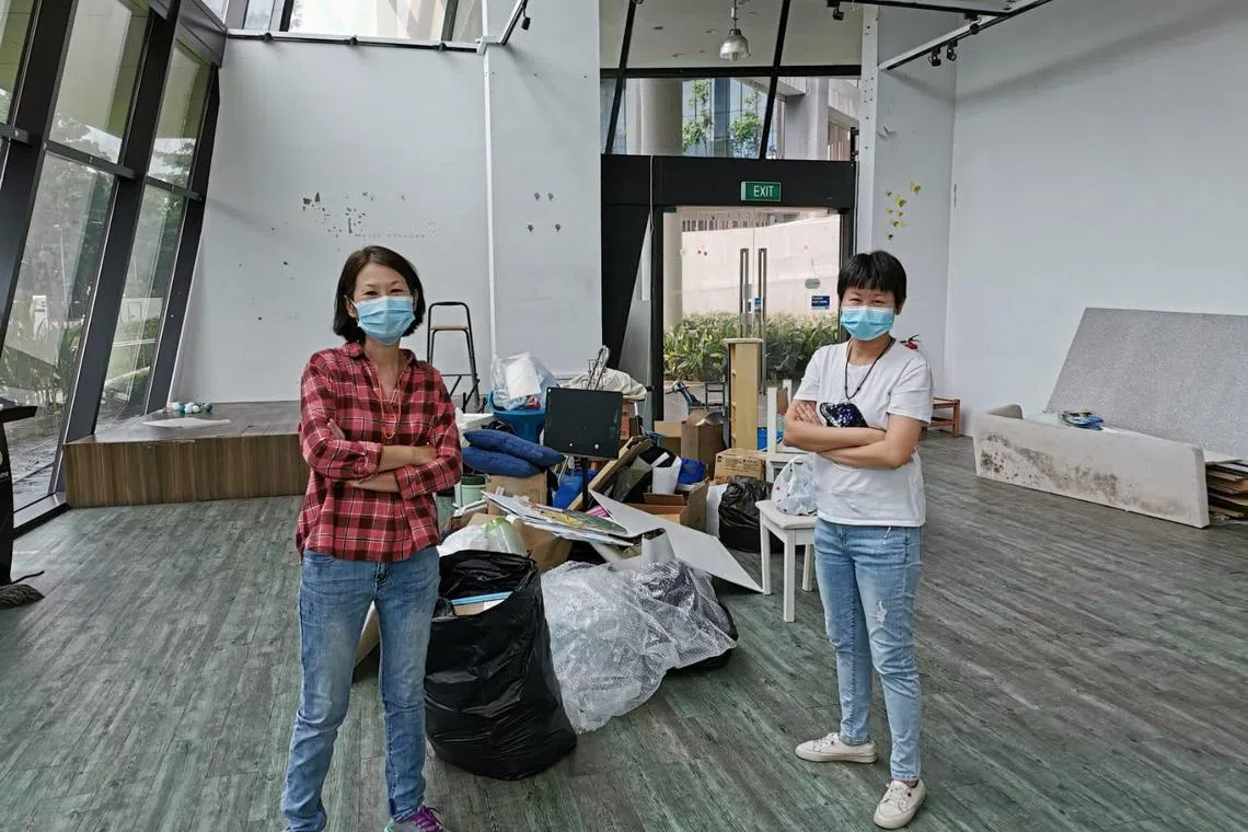 梁定花与妹妹梁定珠（右）在守护“爱琴海”的路上互相扶持。图为爱琴海民歌餐厅最后一天，两人一同收拾，把满满回忆带回家。（受访者提供）