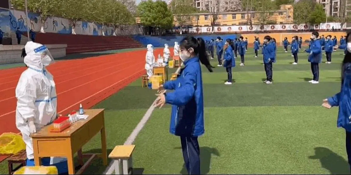 网传视频显示，一所学校的小学生们站队整齐，动作一致地给大白跳舞。（视频截图）