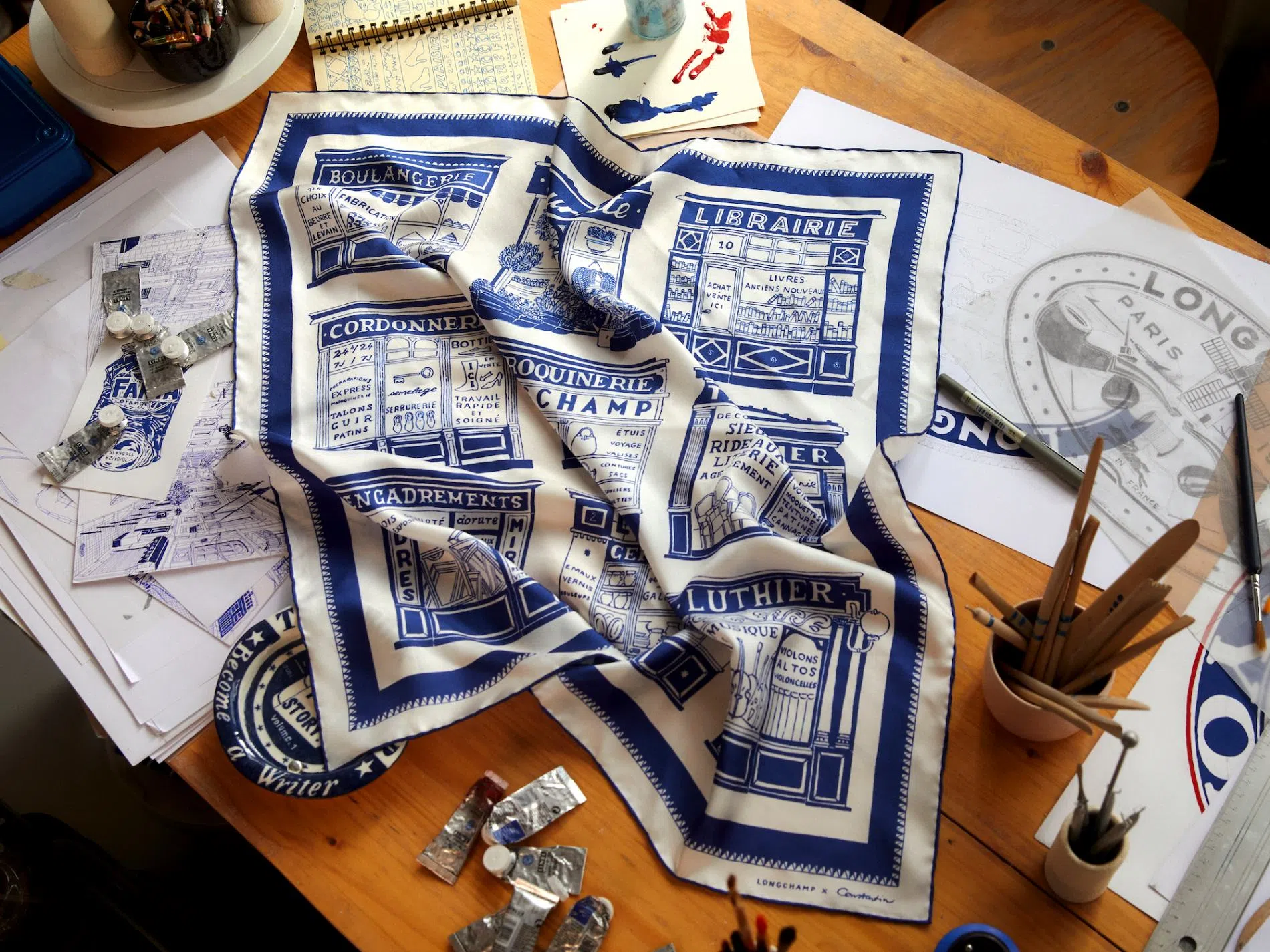 印上康斯坦丁亲绘，九款巴黎店家外观的丝巾。（Longchamp提供）