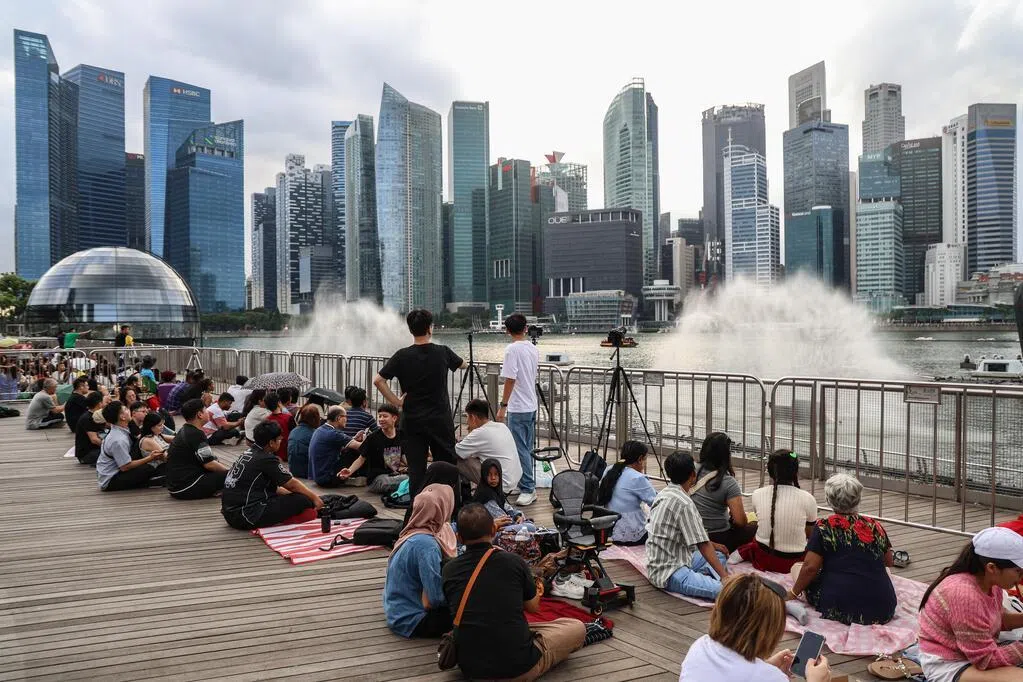 清早等候与偶像跨年 雨中占位拍摄最美烟花