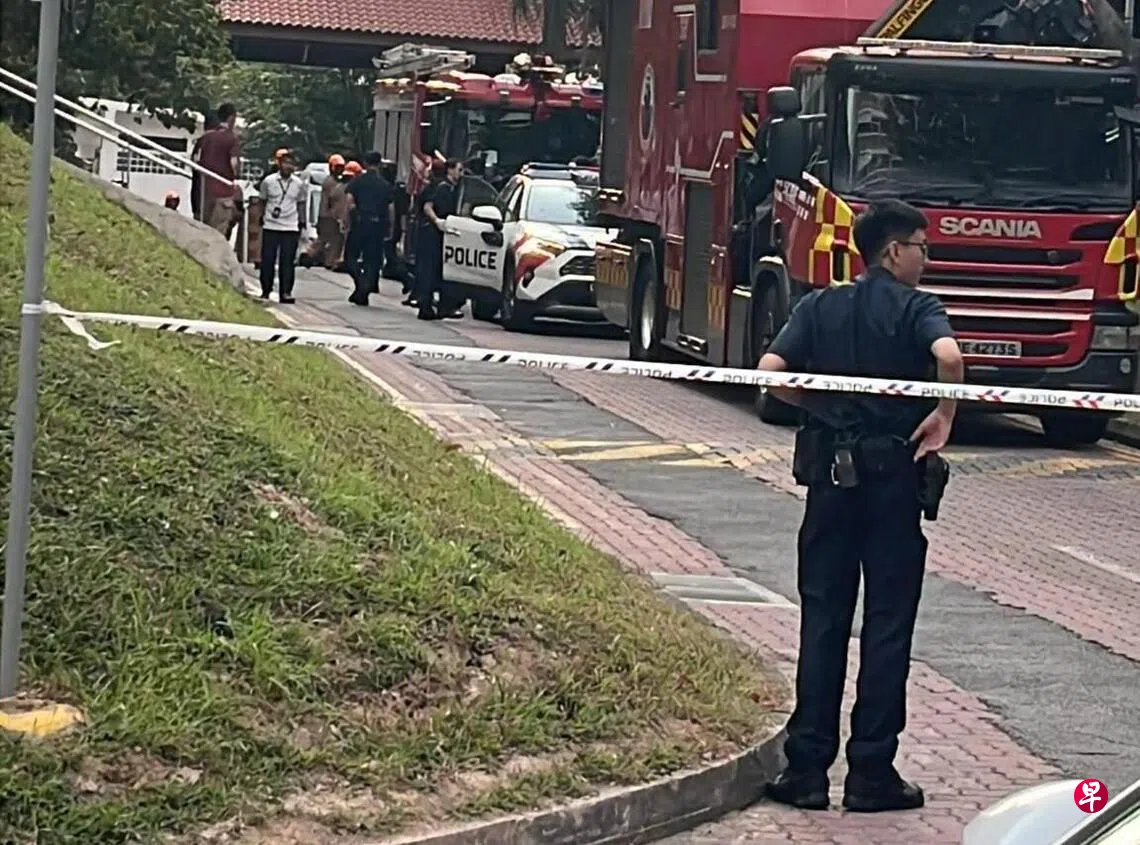 将自己反锁屋内与警对峙逾三小时 64岁男子被扣押