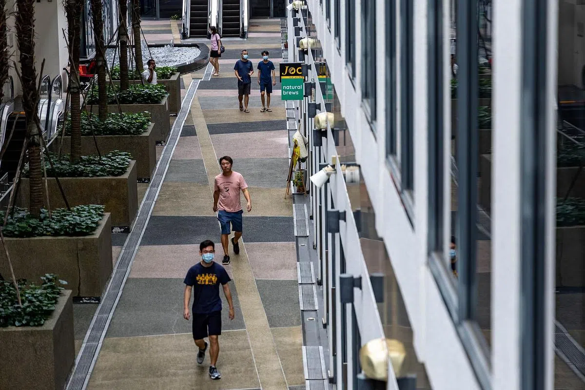 在综合项目The Promende@Pelikat鞋盒店铺前的室外走廊，平日也会看到一些人流。（关俊威摄）