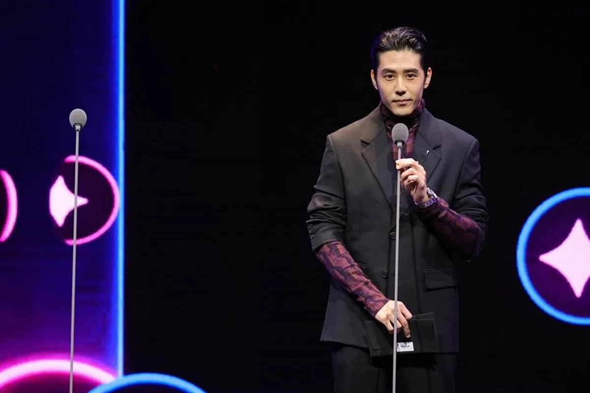 胡宇威请电影人一起为龙邵华默哀。（互联网）