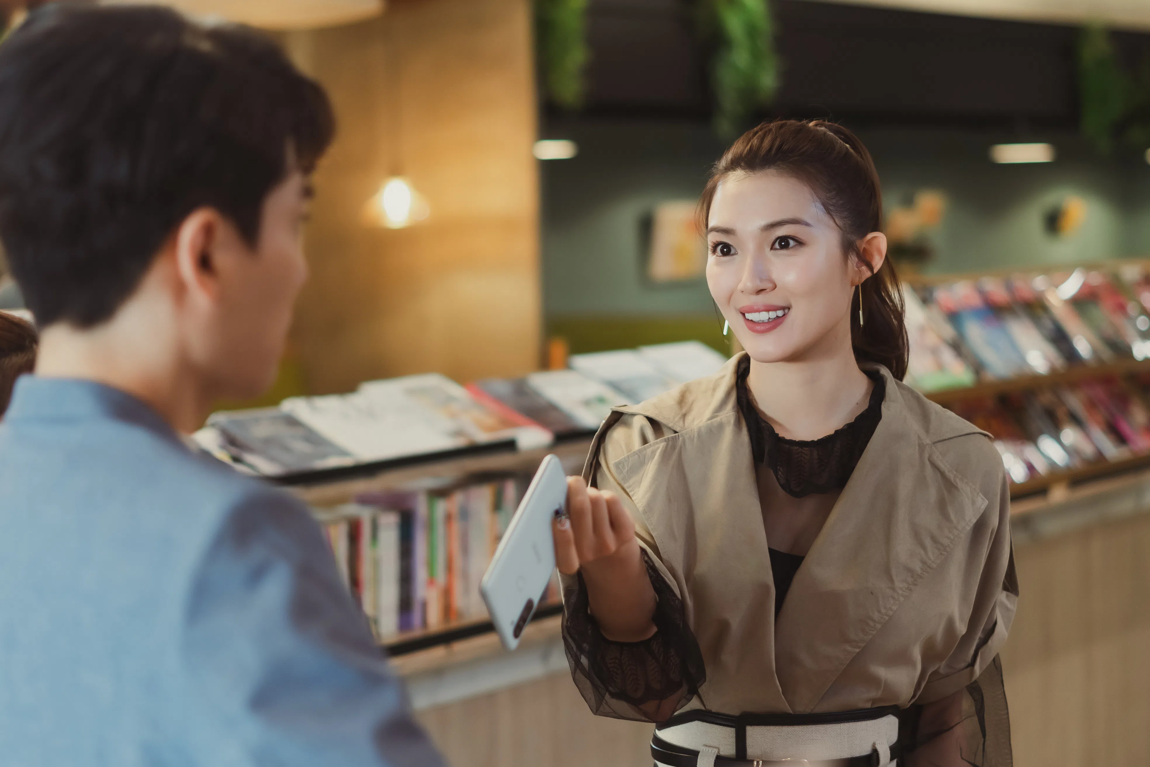 周智慧（右）在戏中爱花钱，但现实生活中的她喜欢把钱存起来。（新传媒提供）