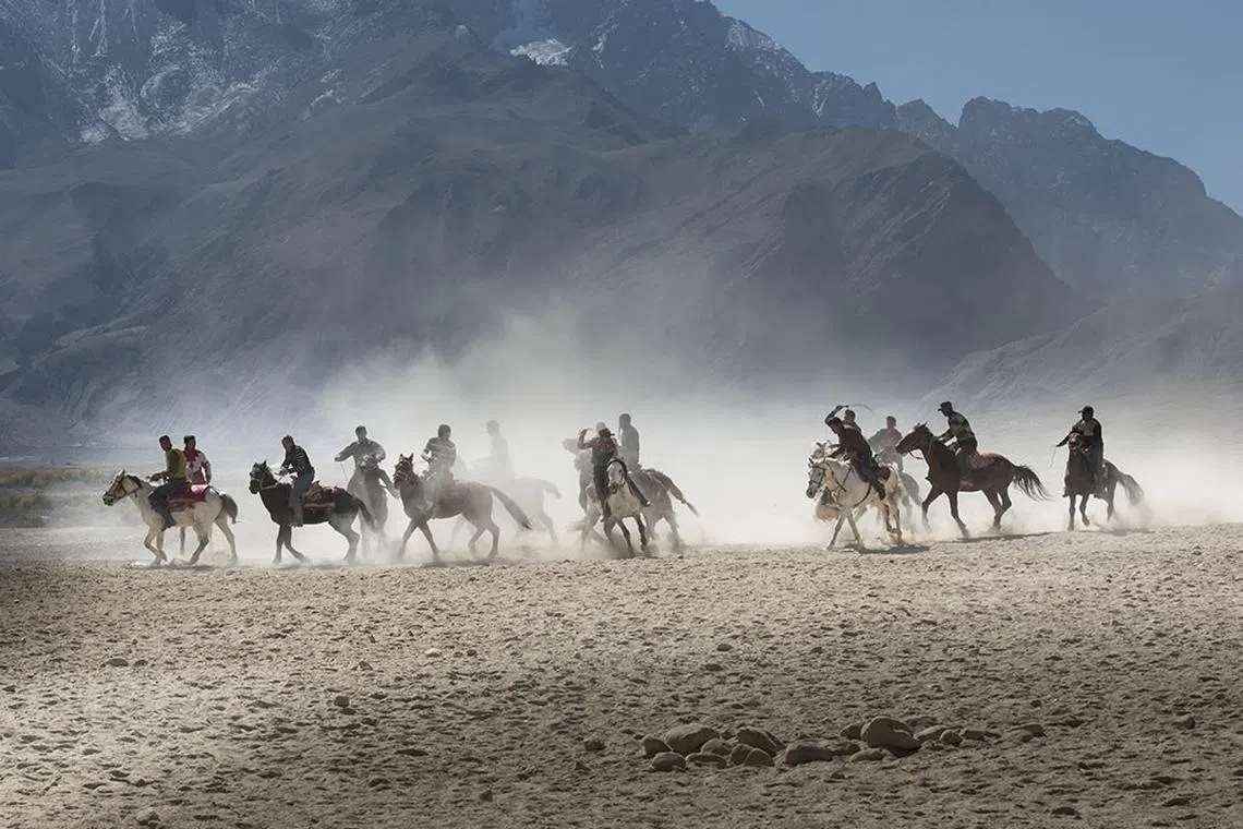 1.哨声一响，战士列阵向目标冲刺。（叶文基摄）