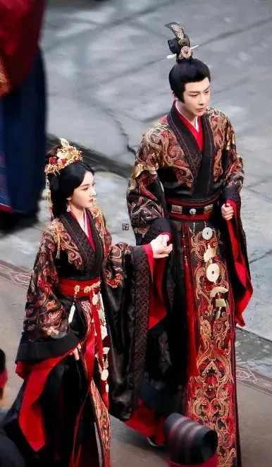 刘宇宁（右）与宋祖儿合作《折腰》，因她被举报逃漏税案，播出恐有问题。（互联网）