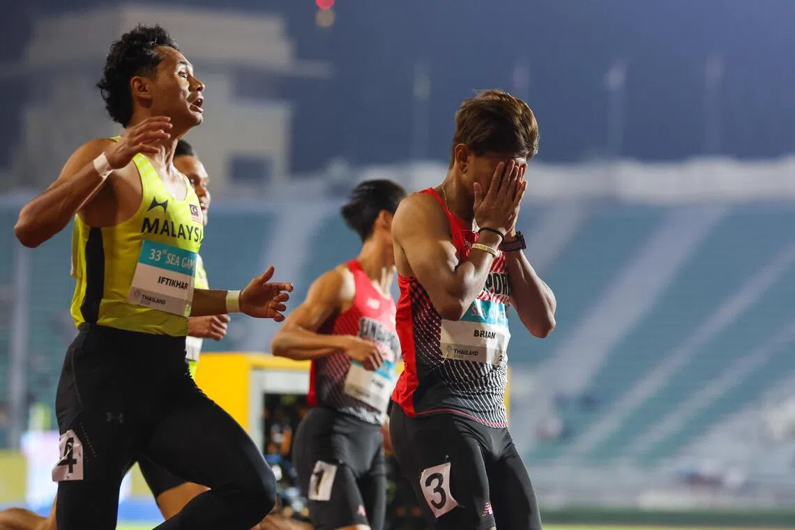 上届银牌得主、新加坡男飞人路易斯（中右），本届无缘奖牌后无限遗憾。（白艳琳摄）