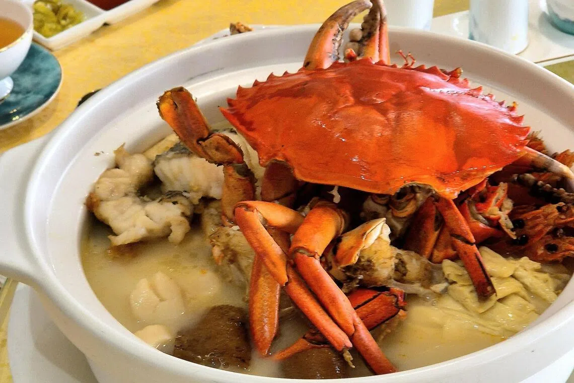 鲨鱼骨海鲜盆菜以海鲜海味熬制汤底增添鲜甜，食材丰富不会过于油腻。（陈爱薇摄）