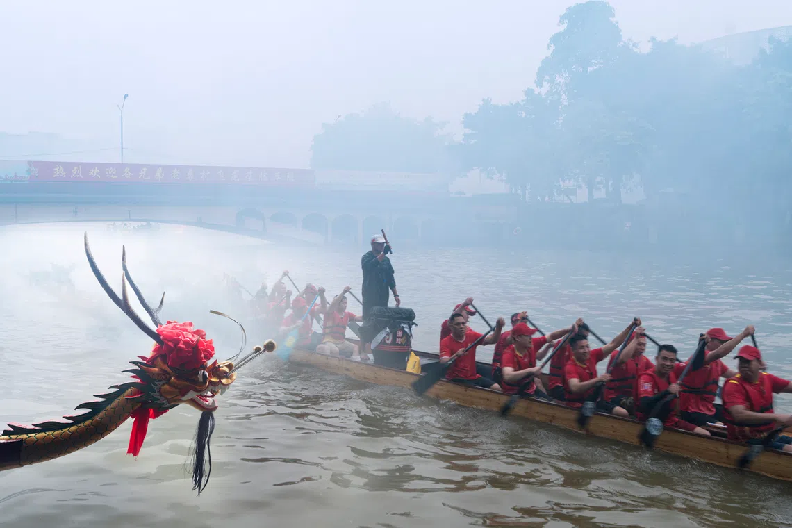 桥头高悬红色横幅，在弥漫的炮烟中若隐若现。（车陂）（蔡光发摄）