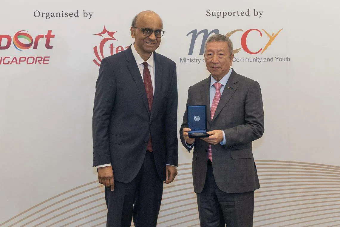 国际奥委会副主席黄思绵（右）成为首批入围体育名人堂的体育领袖之一。（郑一鸣摄）