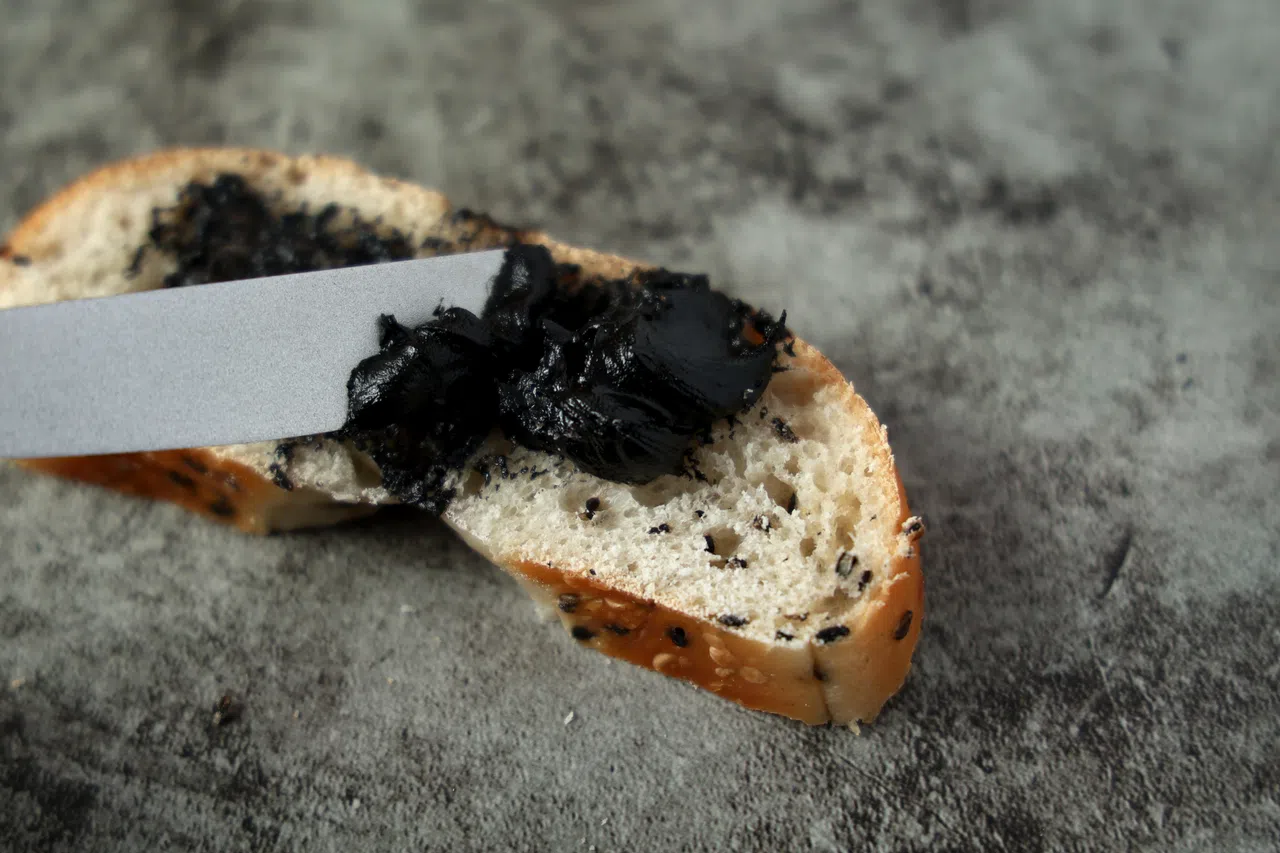 这款黑芝麻涂酱注明不添加糖，也不含胆固醇、反式脂肪、防腐剂或任何人工色素和香料。（龙国雄摄）