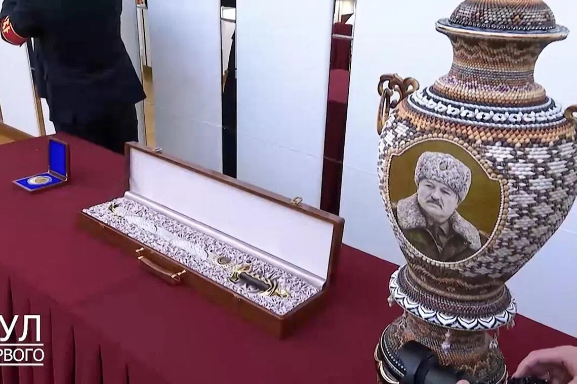 作为回礼，金正恩赠送给卢卡申科一把佩剑、一只装饰有朝鲜传统贝壳工艺的大型花瓶，以及一枚为纪念卢卡申科访朝而特别铸造的纪念金币。（法新社）