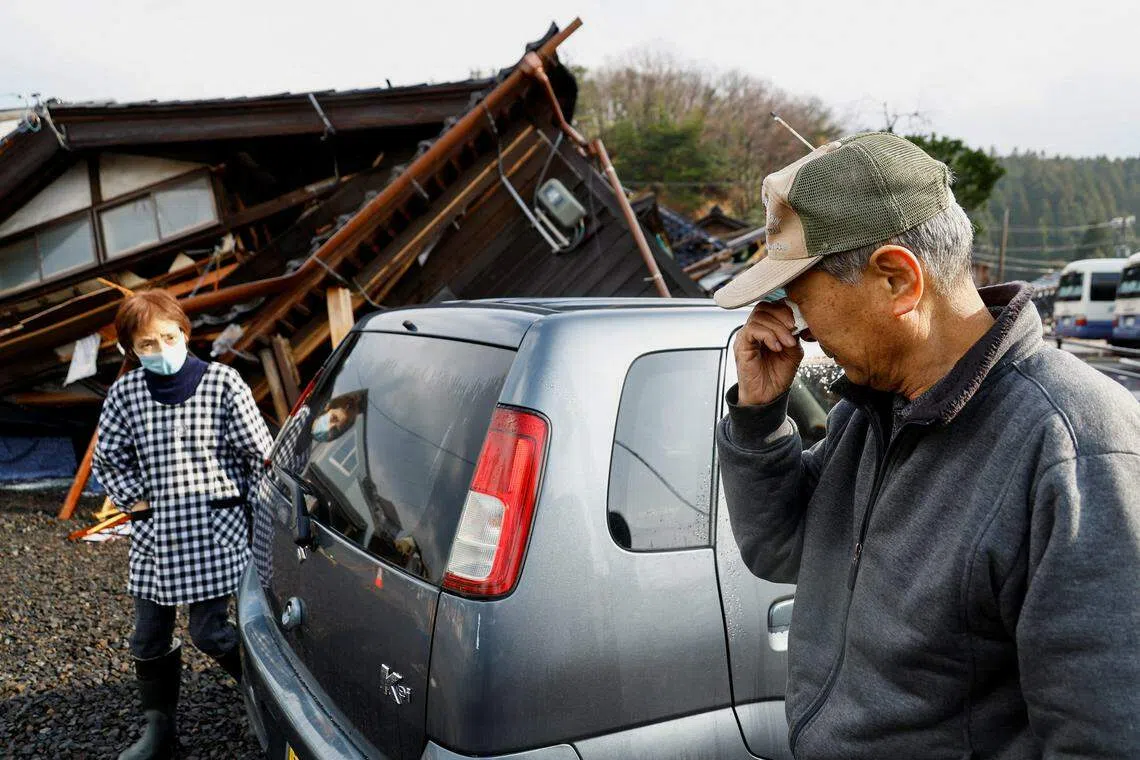 住在石川县轮岛市的一对老夫妻在地震中失去房子，只能在车上睡觉。见到前来救援的消防队伍时，老先生悲从中来。（路透社）