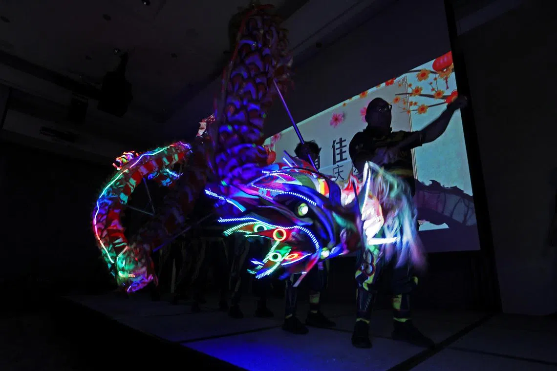 舞龙表演祈求来年风调雨顺、五谷丰登。（龙国雄摄）