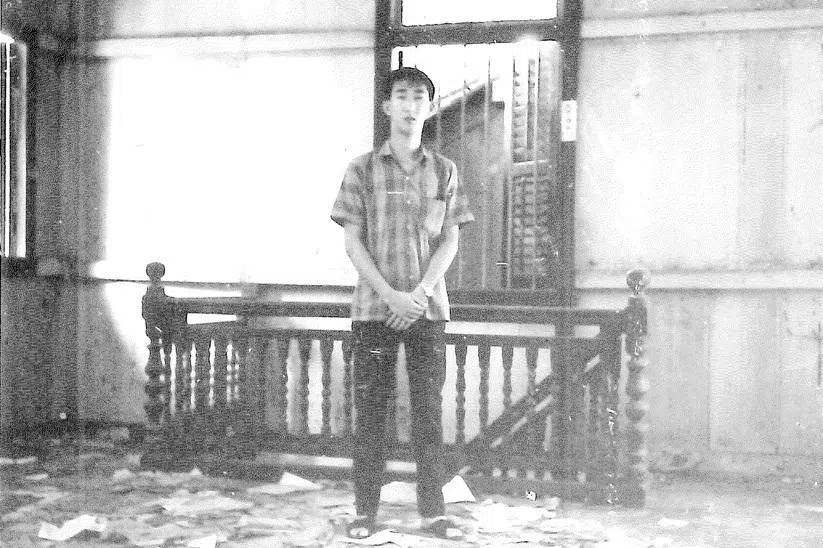 邹文学当年重访被封的光洋校友会会所。（作者提供）