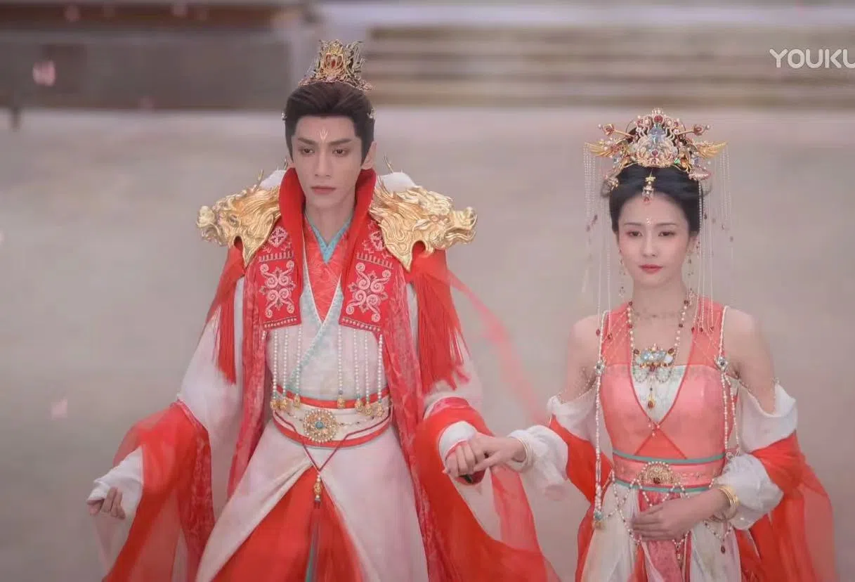 白鹿（右）回到过去，阻止罗云熙成魔。（互联网）