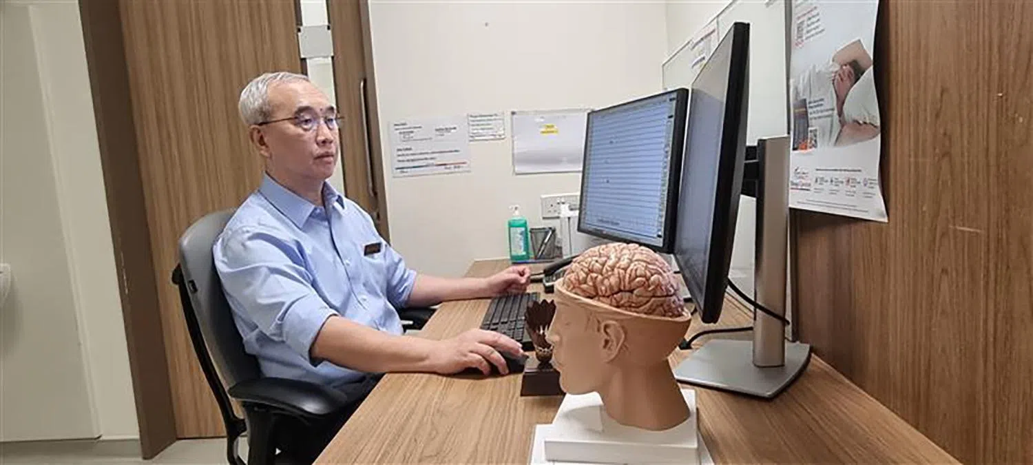 林诗晖从内科顾问医生到成为新加坡首位癫痫专科医生，皆是无心插柳。（受访者提供）