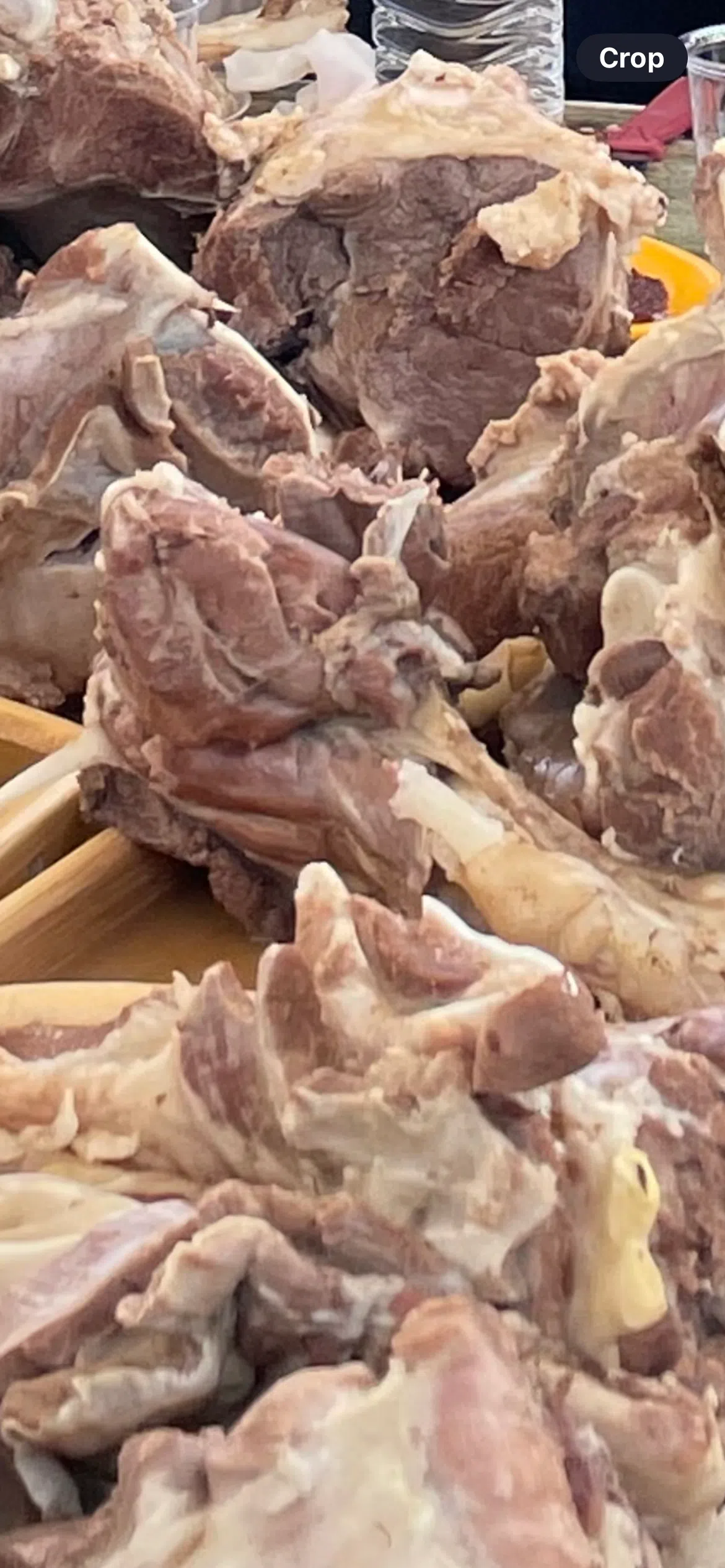 传统美食手把肉，体现了蒙古人大块吃肉、大碗喝酒的豪放性格。（王华儿摄）