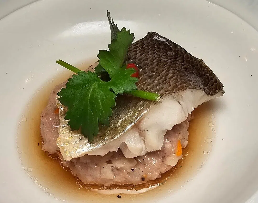 通过中国厦门的江师傅私房菜餐馆，以及制作社媒内容，洪宋江希望让更多人认识新马的中式料理风味。图为咸蛋肉饼蒸黄花鱼腩。（黄亿敏摄）