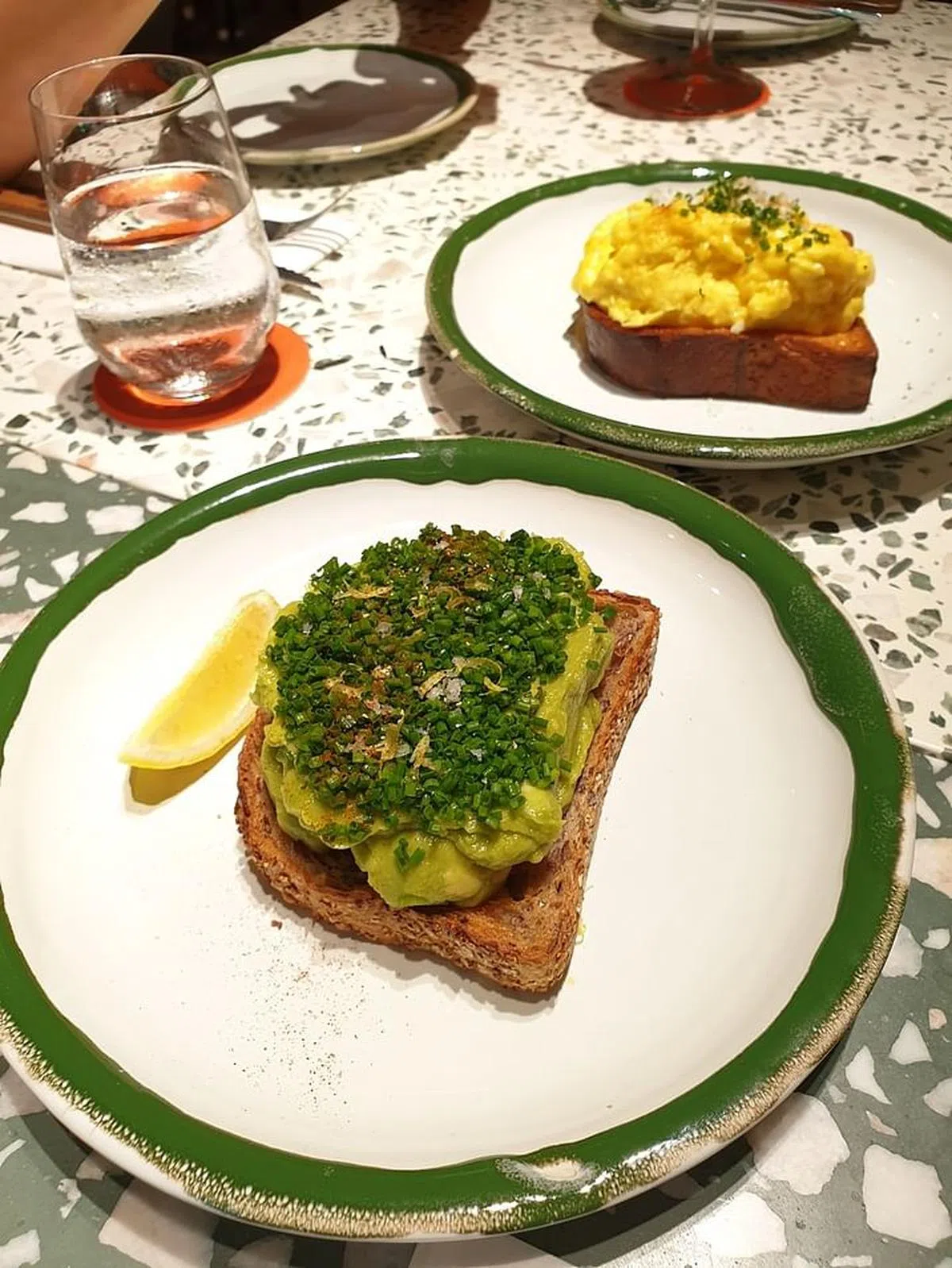 Da Paolo Gastronomia的健康早餐包括鳄梨果和鸡蛋酸种面包。（黄亿敏摄）