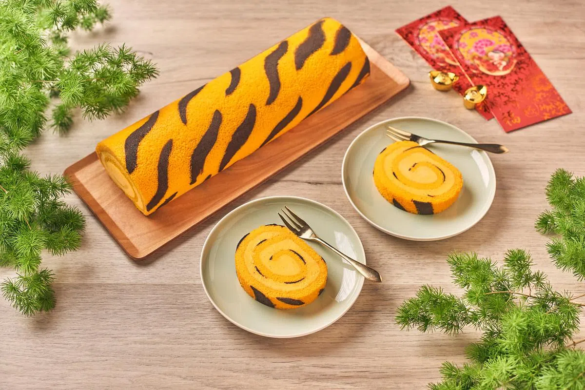 良木园酒店今年的新年糕点有猫山王榴梿瑞士卷，蛋糕皮还有虎纹。（酒店提供）