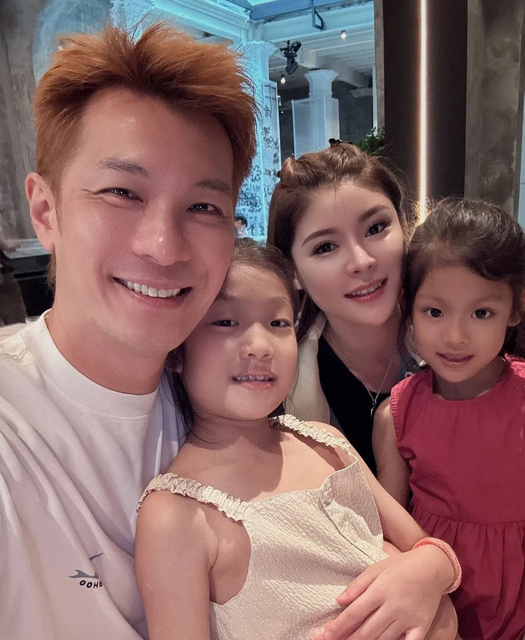 陈泓宇（左一）很疼太太Celine（左三）和两个宝贝女儿。（取自陈泓宇IG）