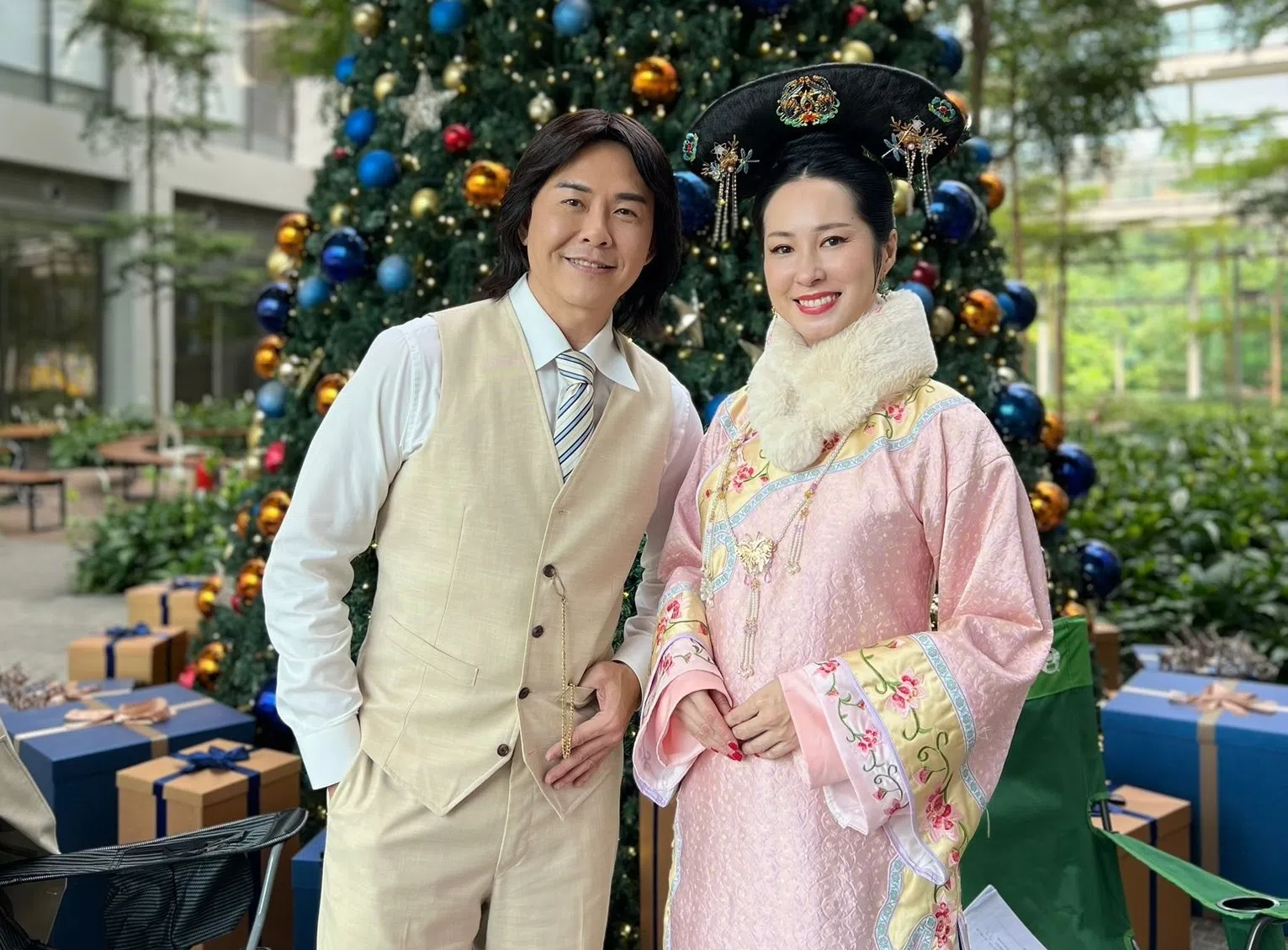 王禄江（左）饰演一个1970年代的灵魂，与蔡琦慧同样是地府的织命官。（受访者提供）