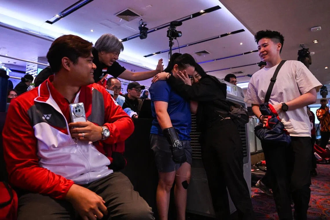 张瑜倩（中）在夺金后喜极而泣。（每日新闻）