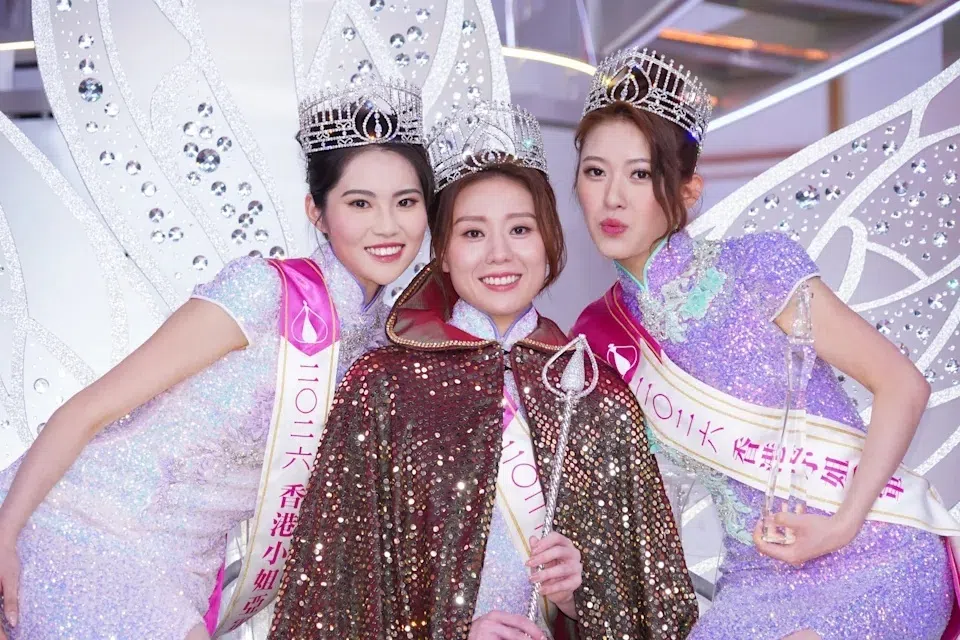港姐佳丽袁丝珩（中）摘下冠军，邓匡闵（左）和李泽欣分获亚军及季军。（互联网）