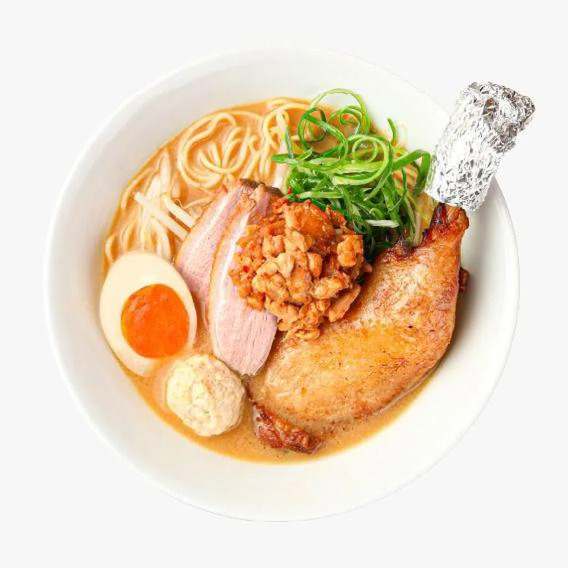 Hachicken Ramen的味噌汤底拉面，可选择配一只大鸡腿。（餐馆提供）