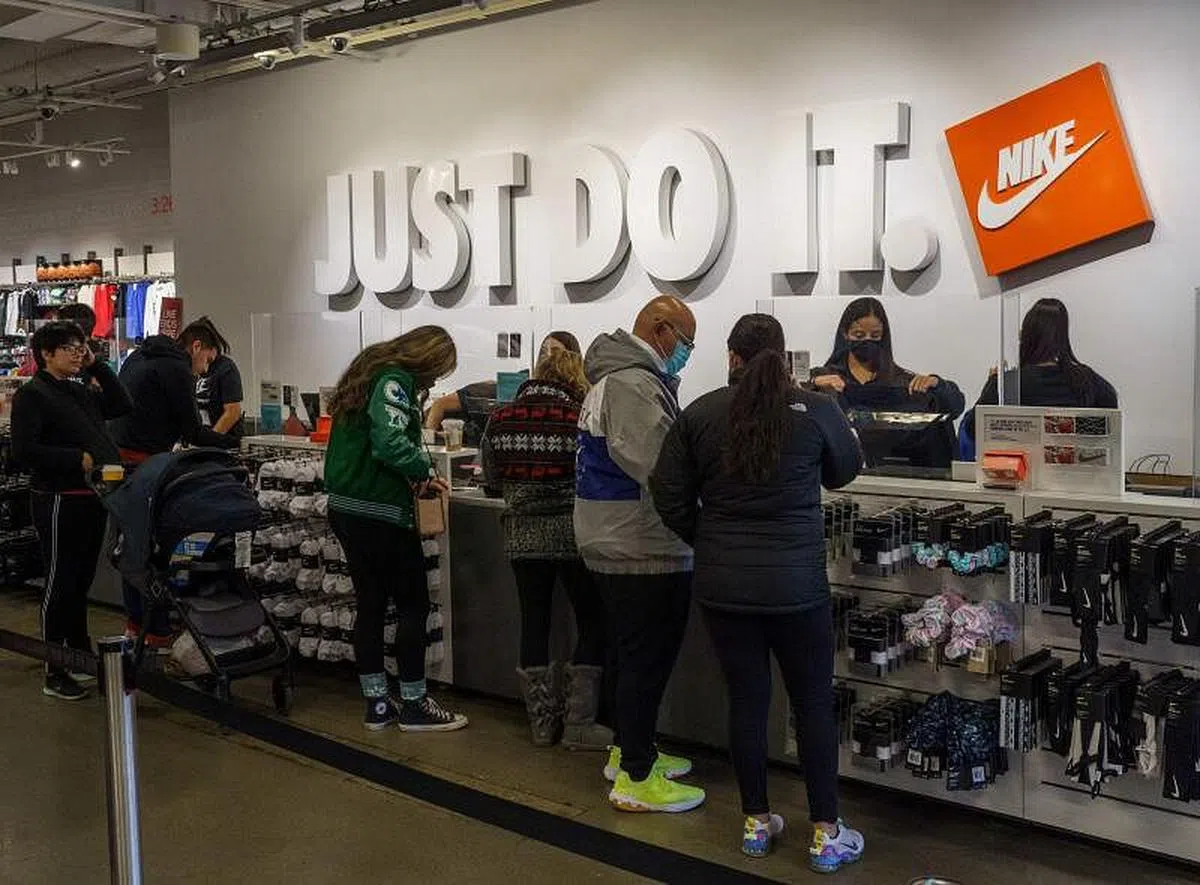 在首席执行官多纳霍的领导下，耐克展开对消费者直销的全盘计划。他已将耐克品牌从许多批发合作伙伴手中撤回，转而使用自己的网站直销。（法新社）