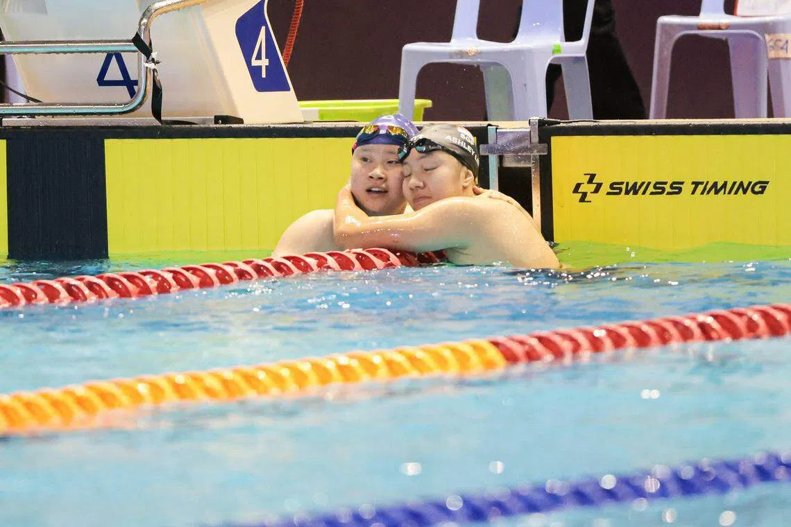 泳手颜欣慧（左）和队友林乙暄虽是长距离自由泳的竞争者，但赛后她们仍为彼此感到高兴。（李冠卫摄）