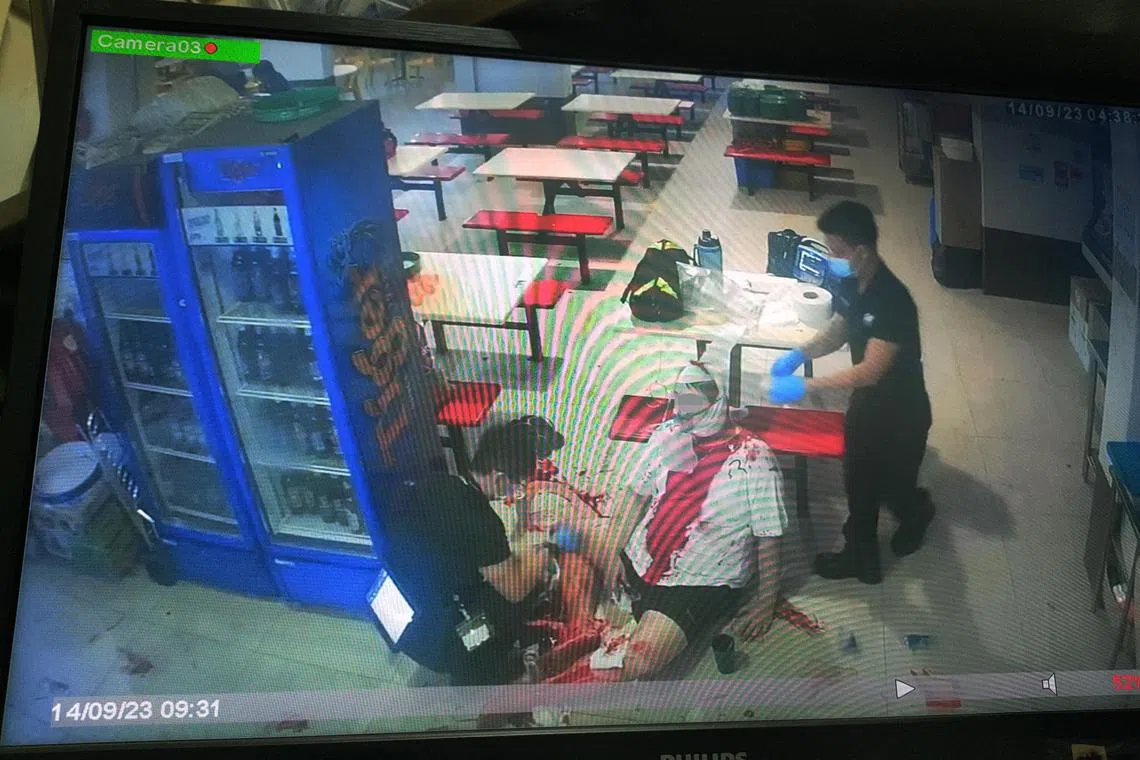 男子被砍伤后，血染白衣。（受访者提供）