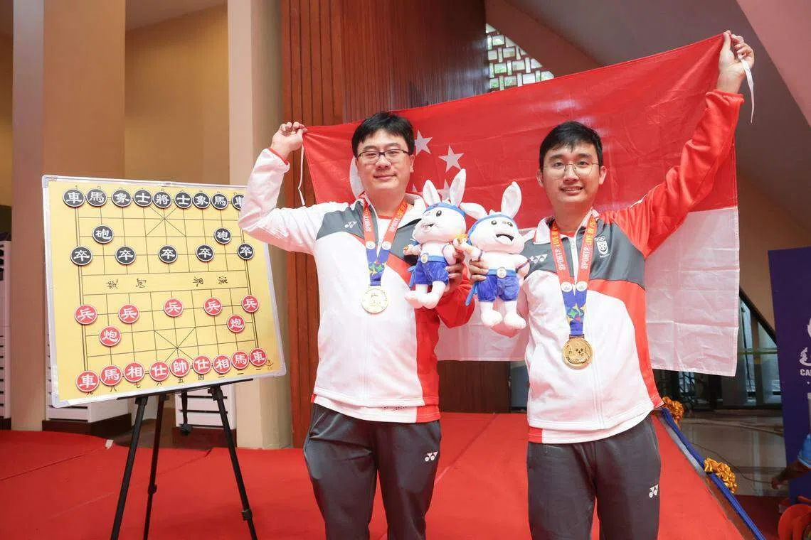 吴宗翰（左）此前在东运会和刘亿豪拿下男子团体超快棋赛金牌。两人将在亚运会象棋混合团体赛和吴兰香或陈茗芳联手参赛。（李冠卫摄）