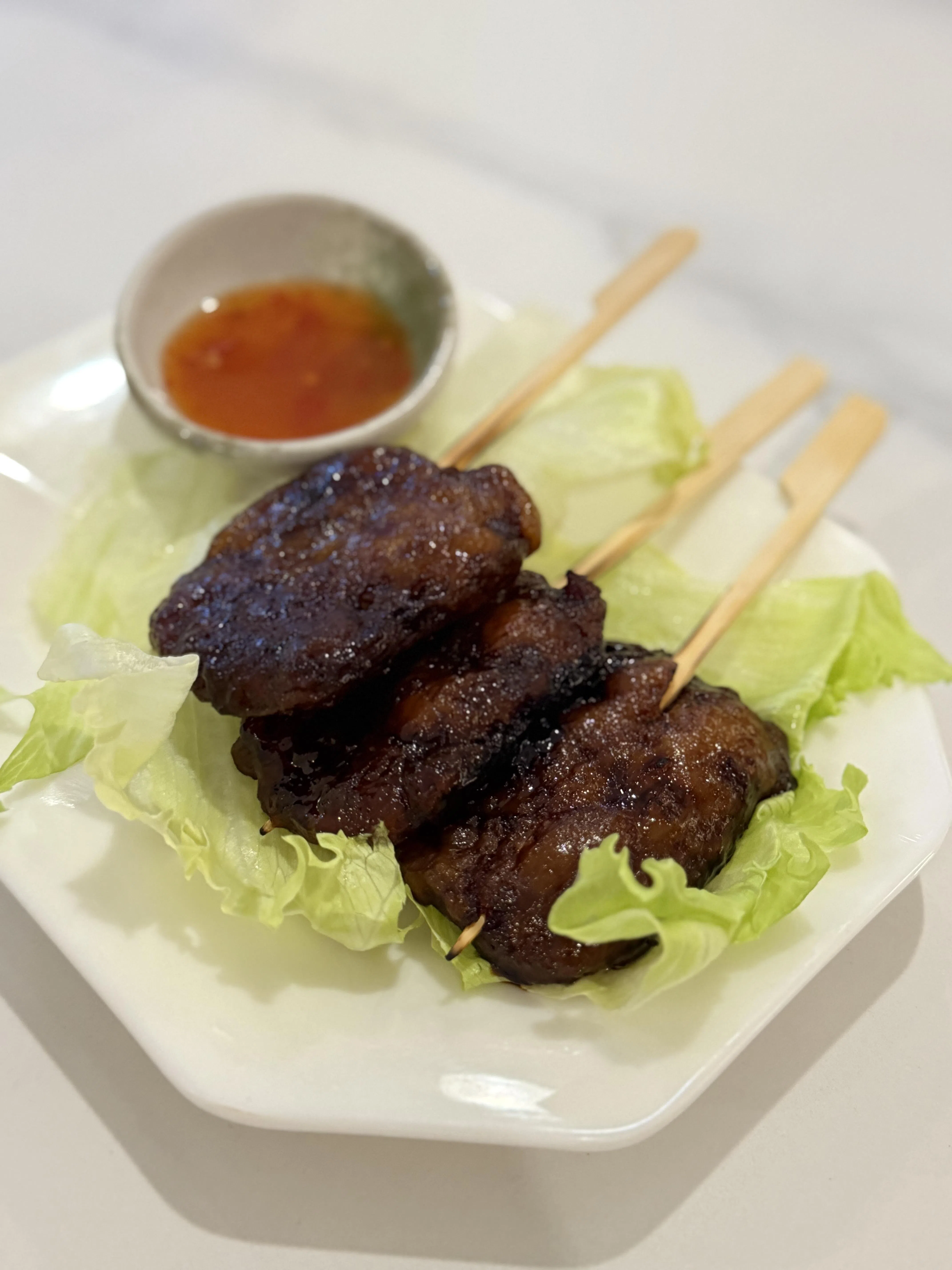 泰式烤猪肉串，甜甜咸咸非常下酒。（叶晓虹摄）