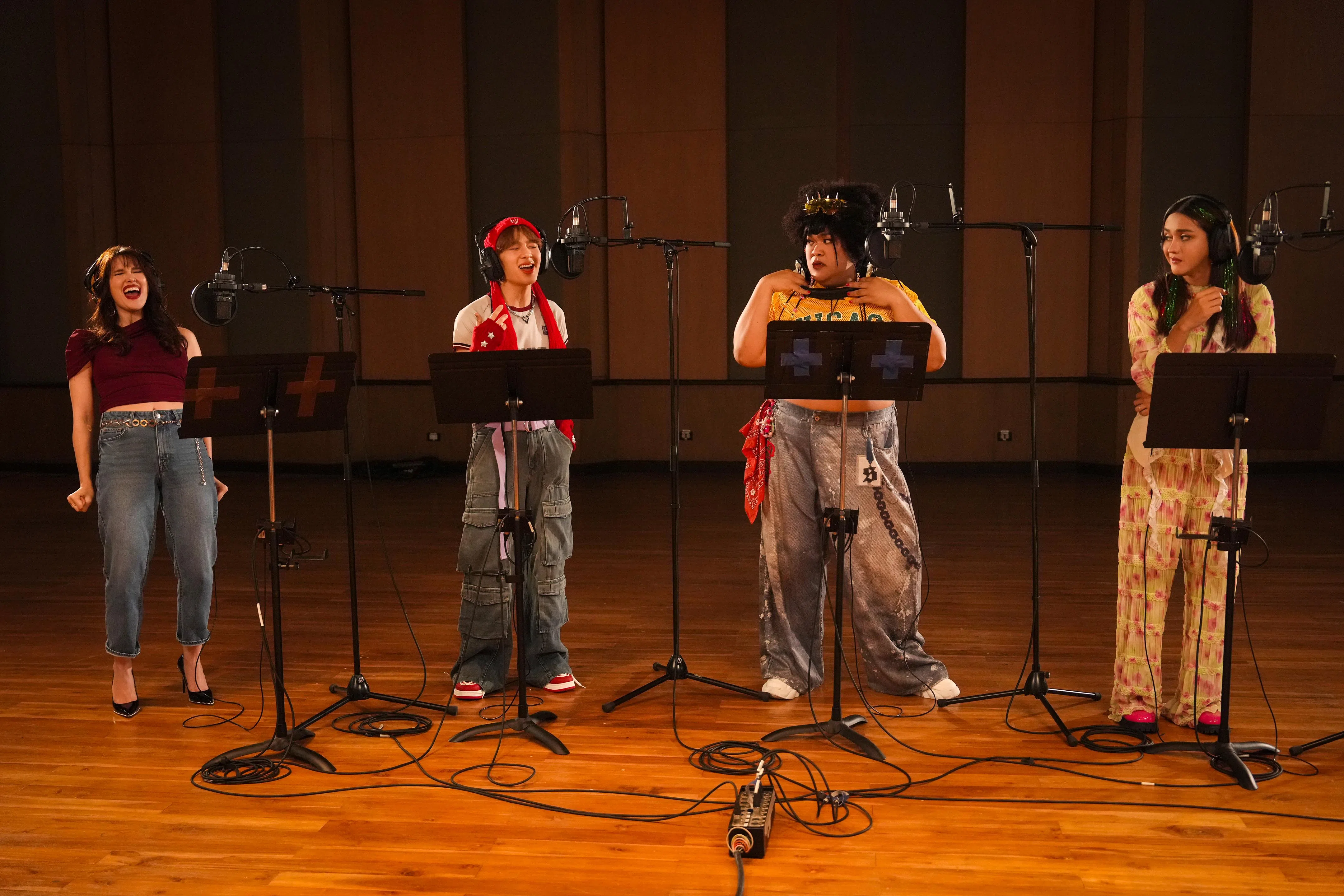 《泰杀歌后战》中，新旧两代艺人正面交锋。（嘉华院线提供）