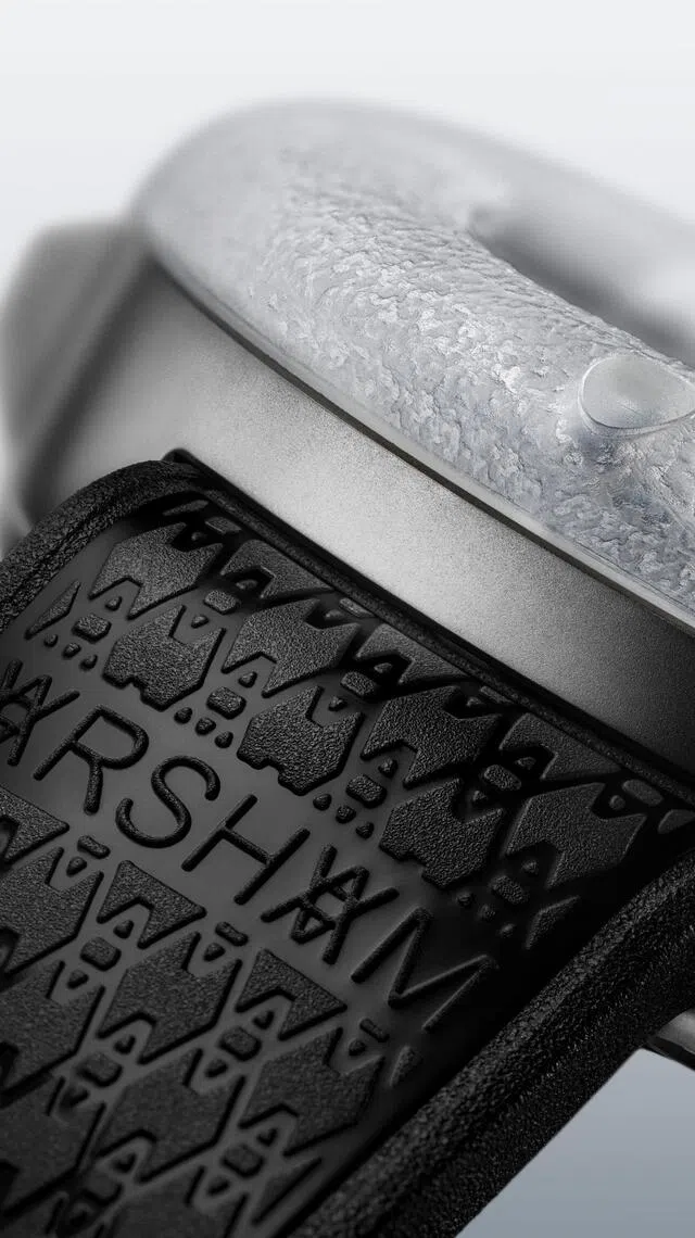 MP-17搭配黑色橡胶表带，饰有阿尔轩专属Monogram图案。（宇舶表提供）